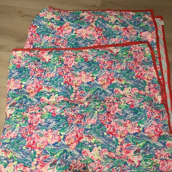 Like new Lily pulitzer reversible full quilt and two euro pillows - Picture 3 of 4